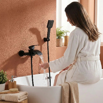 mitigeur-baignoire-avec-une-dame-verifiant-la-temperature