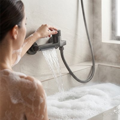 Mitigeur baignoire avec une finitions soignées pour une touche décorative