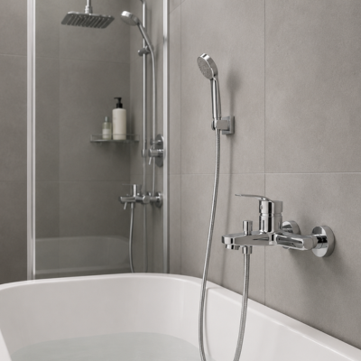 mitigeur baignoire chromé sur un mur gris