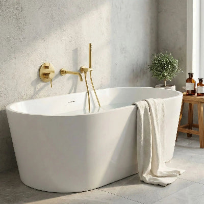 mitigeur-baignoire-doré-au-dessus-d'une-baignoire