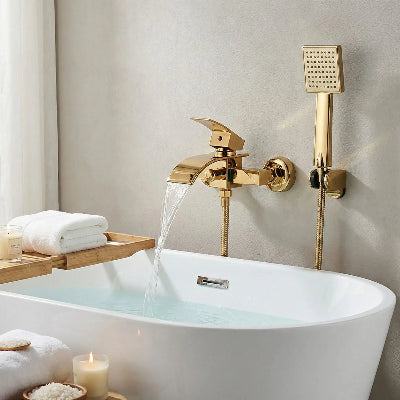 mitigeur-baignoire-doré-sur-un-mur-beige
