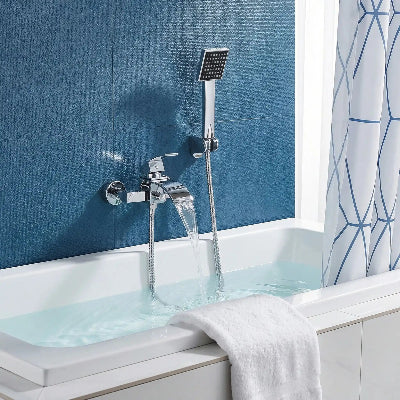 mitigeur-baignoire-doré-sur-un-mur-bleu