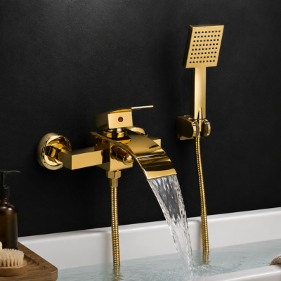 mitigeur-baignoire-doré-avec-douchette-sur-mur-noir