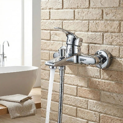 mitigeur-baignoire-fixer-sur-un-mur-de-brique-beige