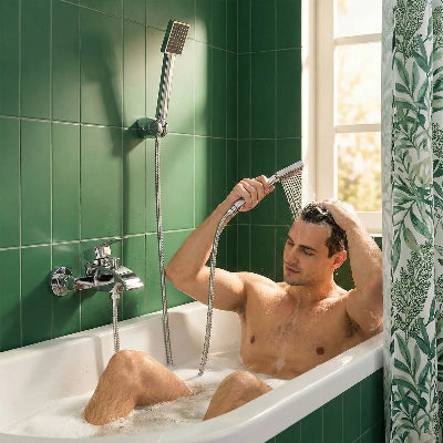 mitigeur-baignoire-fixer-sur-un-mur-vert