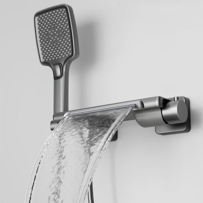 mitigeur baignoire gris avec effet cascade