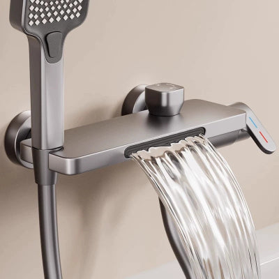 mitigeur baignoire gris canon avec cascade
