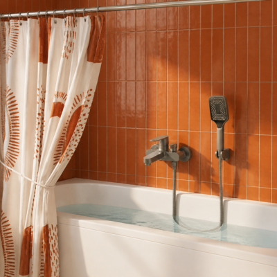 mitigeur-baignoire-gris-mat-sur-mur-couleur-terra-cota