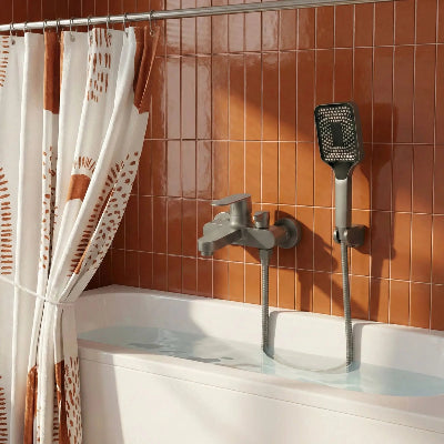 mitigeur-baignoire-gris-mat-sur-mur-couleur-terra-cota