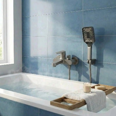 mitigeur-baignoire-gris-mat-sur-mur-de-ceramique-bleu