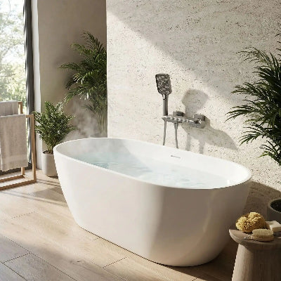 mitigeur-baignoire-gris-sur-mur-beige