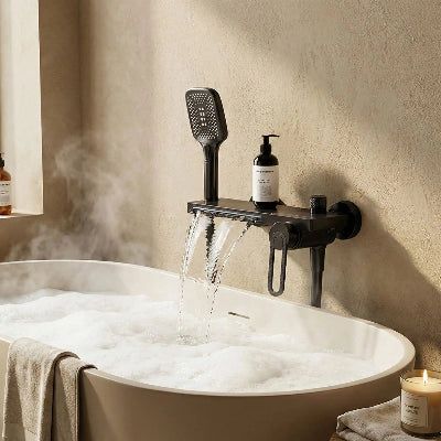 mitigeur-baignoire-noir-a-effet-cascade-relaxant