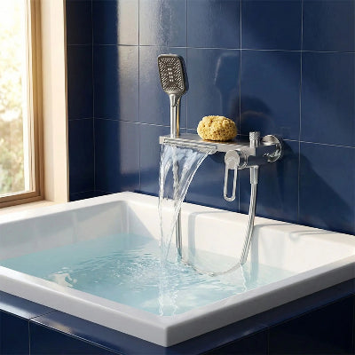 mitigeur-baignoire-noir-a-effet-cascade-sur-mur-bleu