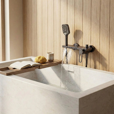 mitigeur-baignoire-noir-a-effet-cascade-sur-mur-effet-bois