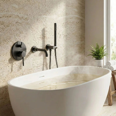 mitigeur-baignoire-noir-mat-sur-un-mur-de-beton