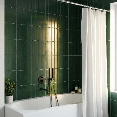 mitigeur-baignoire-noir-sur-un-mur-en-ceramique-vert