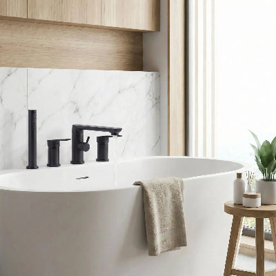 mitigeur-baignoire-sur-baignoire-blanche-auto-portant