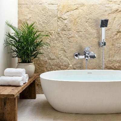 mitigeur-baignoire-sur-mur-de-pierre-beige