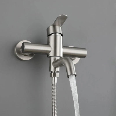 mitigeur-baignoire-sur-un-mur-gris