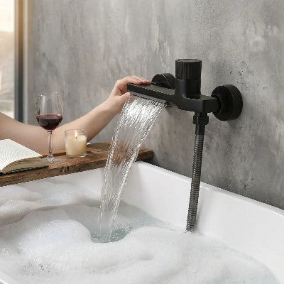 mitigeur-baignoire-noir-mat-a-effet-cascade