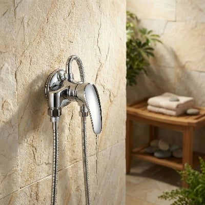 mitigeur-douche-argent-chromé-sur-un-mur-en-pierre