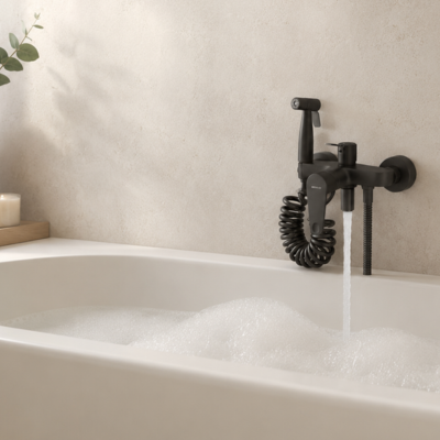 mitigeur douche avec douchette au dessus d'une baignoire