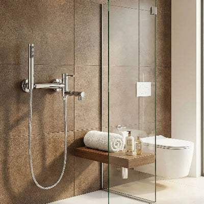 mitigeur-douche-laiton-chrome-dans-ne-douche-en-verre