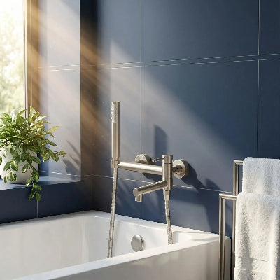 mitigeur-douche-laiton-chrome-sur-un-mur-bleu