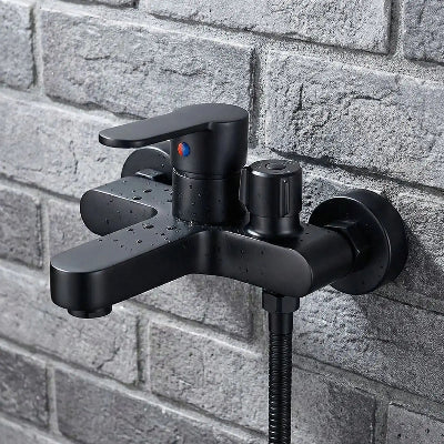 mitigeur douche noir mat sur mur en brique grise