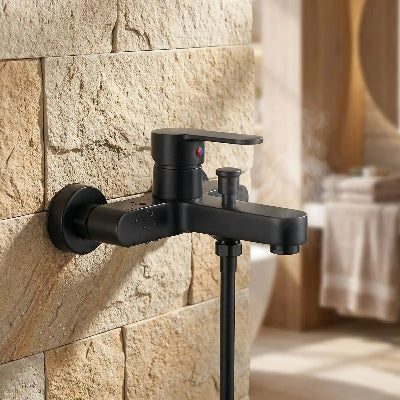 mitigeur douche noir mat sur mur en pierre beige