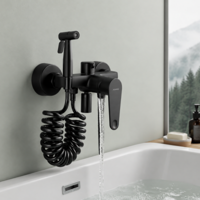 mitigeur douche noir mural sur mur gris pale