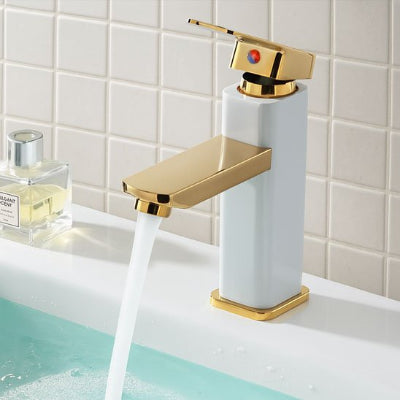 Mitigeur lavabo blanc avec une touche de doré