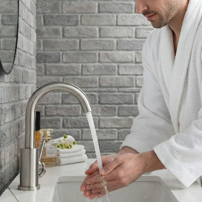 mitigeur-lavabo-en-hauteur-laissant-de-l'espace-entre-lavabo