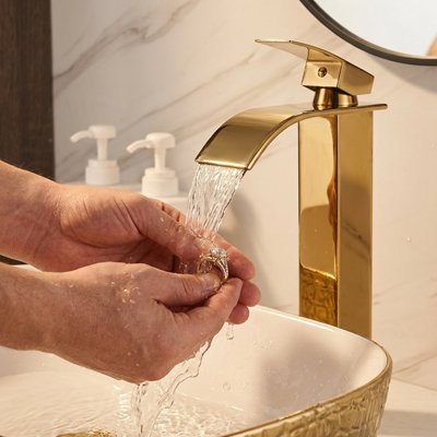 Mitigeur lavabo offrant un écoulement fluide et élégant de l'eau
