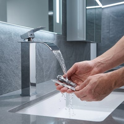 Mitigeur lavabo  proposé en noir mat doré brillant et chromé