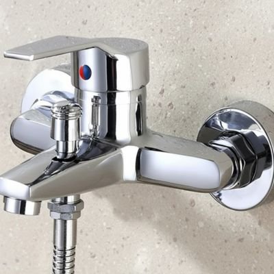Mitigeur salle de bain chromé brillant sur mur beige