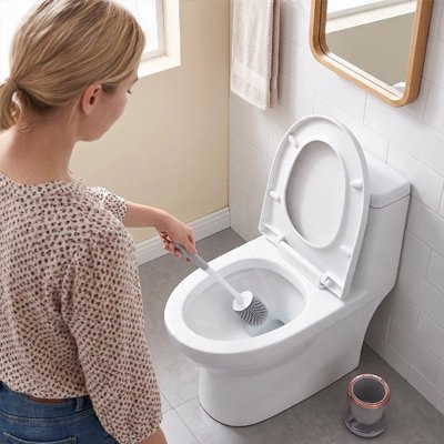 Nettoyage de la cuvette avec une brosse WC ergonomique