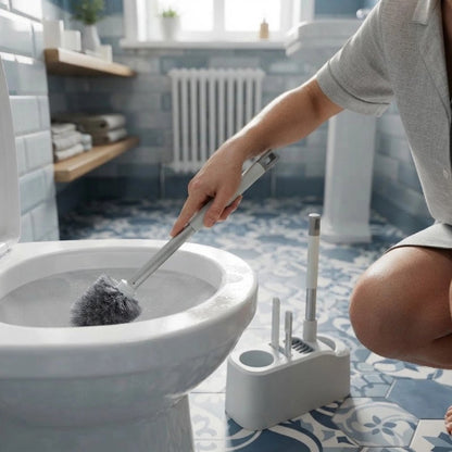 Nettoyage de l’intérieur de la cuvette avec une brosse WC
