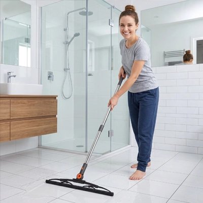 ​Nettoyage de salle de bain avec une raclette extra-large