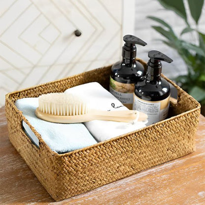 Panier rectangulaire organisé avec produits de soin et serviettes