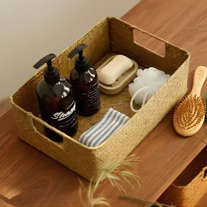 Panier tressé avec poignées contenant des produits de beauté