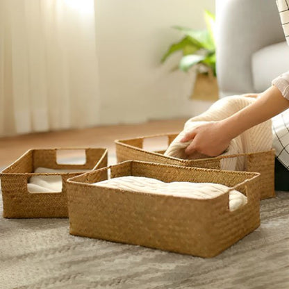 Panier tressé posé sur un comptoir de salle de bain