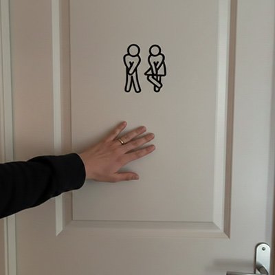 Panneau toilette en matériau noir contrasté pour une visibilité optimale