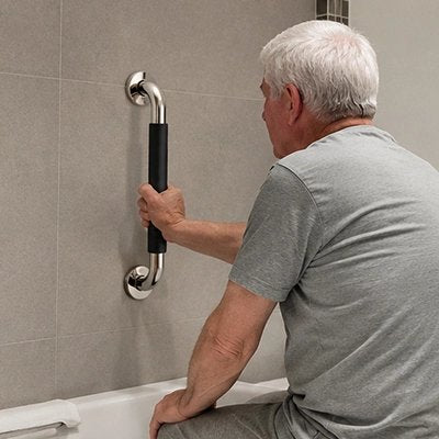 Personne utilisant une barre d'appui murale avec revêtement antidérapant