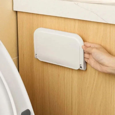 Petite etagere mural supportant plusieurs objets du quotidien