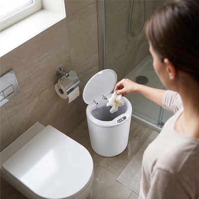 Petite poubelle salle de bain adapté aux espaces restreints 