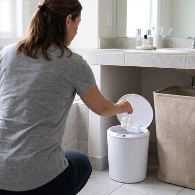 Petite poubelle salle de bain de forme cylindrique