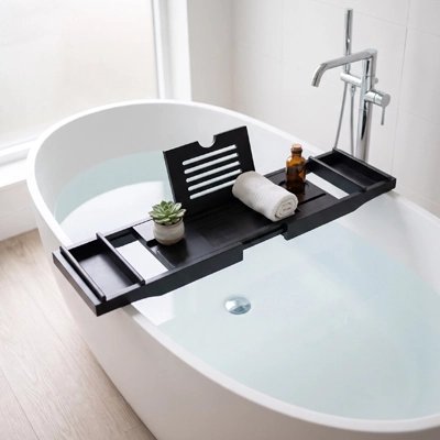 Plateau de baignoire extensible noir avec livre, bougie et accessoires