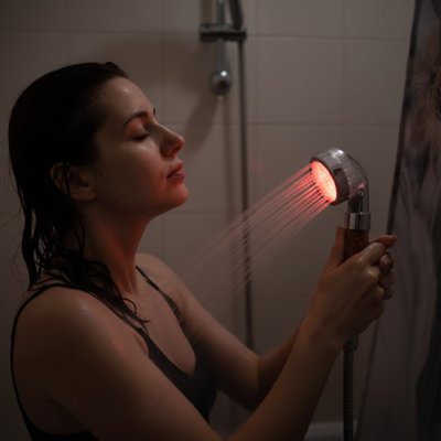 Pommeau de douche avec plusieurs couleurs de lumière