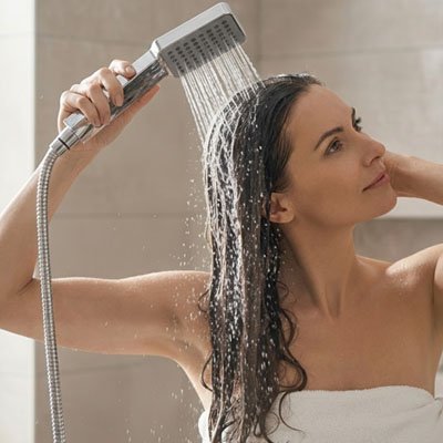 Pommeau de douche avec poignée adaptée facilitant la manipulation